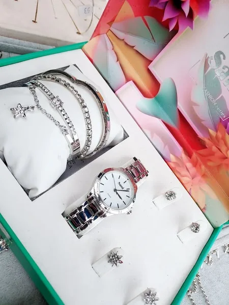 Win this beautiful watch & accessories gift set
